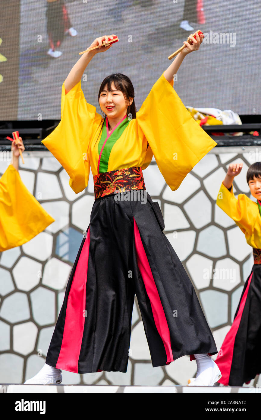 Yosakoi ballerino, parte della troupe di danza, a Kyusyu Gassai festival di Kumamoto, Giappone. Detiene naruko, battagli di legno, con entrambe le mani mentre balli. Foto Stock