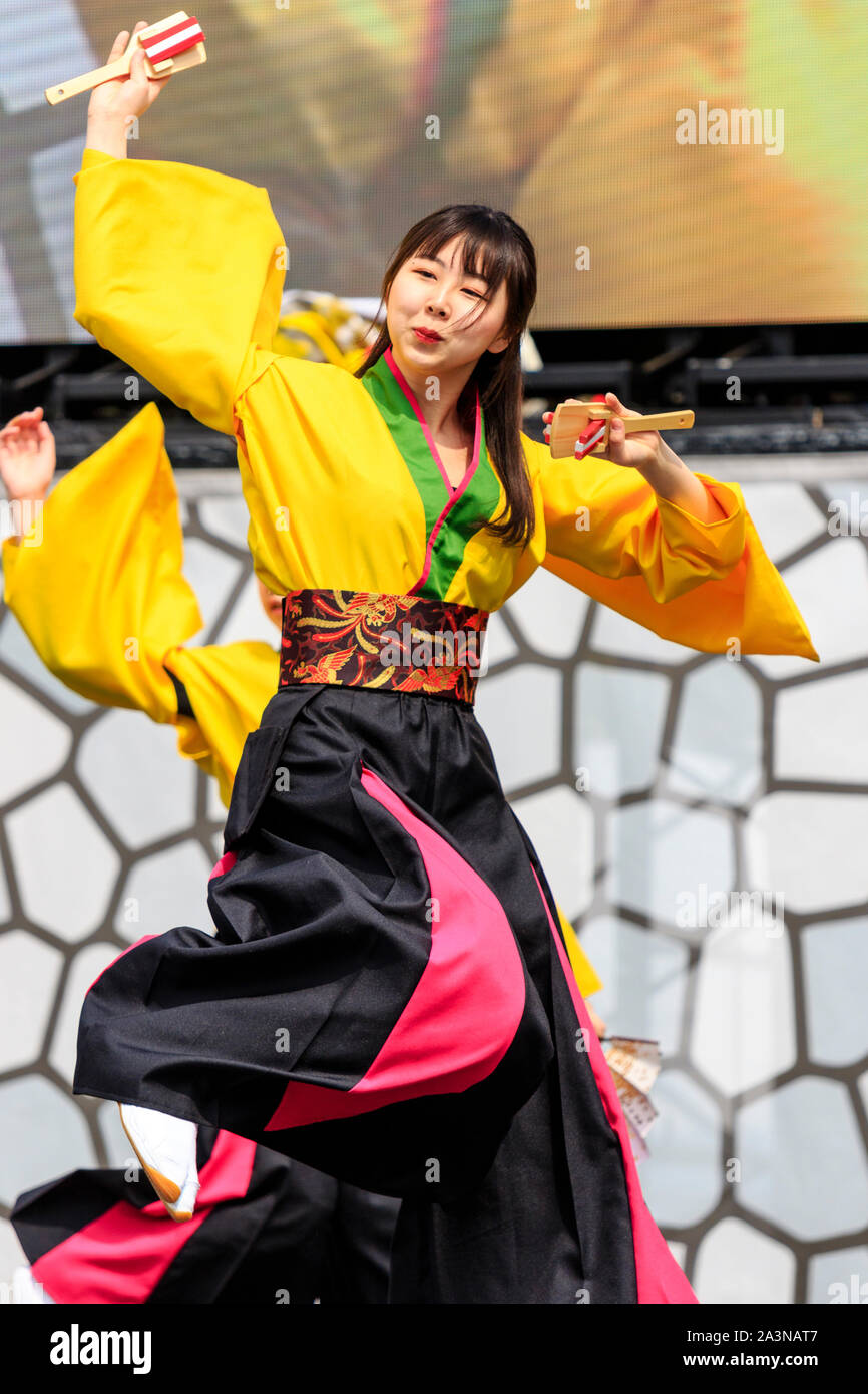Yosakoi ballerino, parte della troupe di danza, a Kyusyu Gassai festival di Kumamoto, Giappone. Detiene naruko, battagli di legno, con entrambe le mani mentre balli. Foto Stock