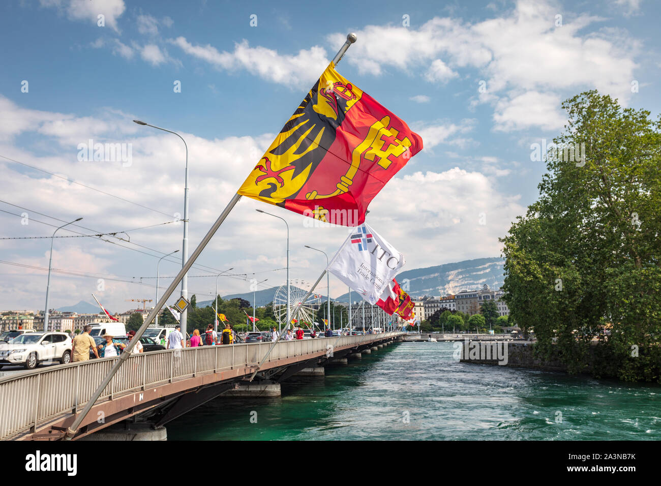 Bandiera Cantone di Ginevra sul ponte Pont du Mont-Blanc a Ginevra, Svizzera Foto Stock