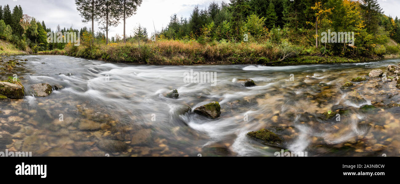 Panorama di selvaggio torrente di montagna Foto Stock