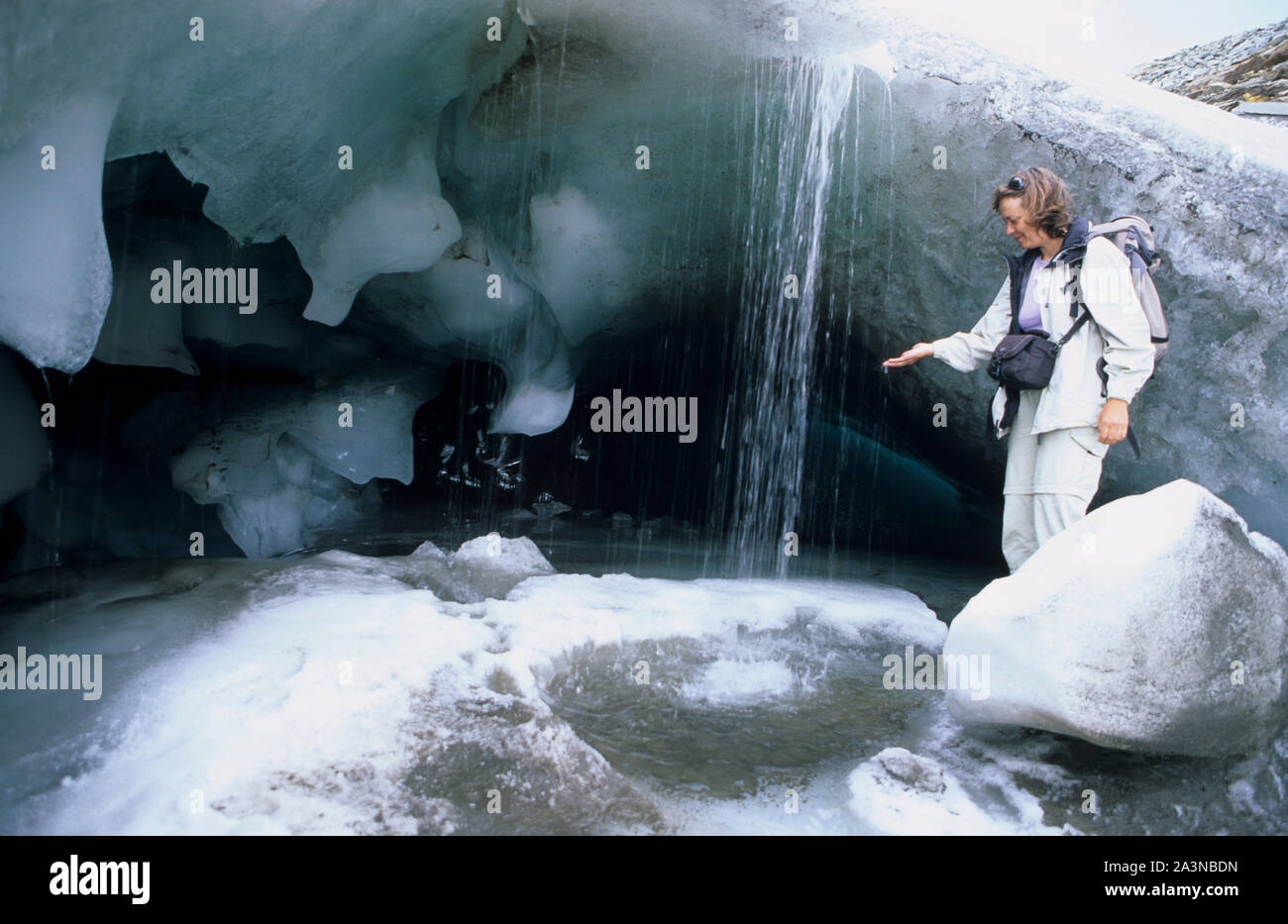 Esplorare subglacial la grotta di ghiaccio di Zermatt in zona di montagna Svizzera Foto Stock