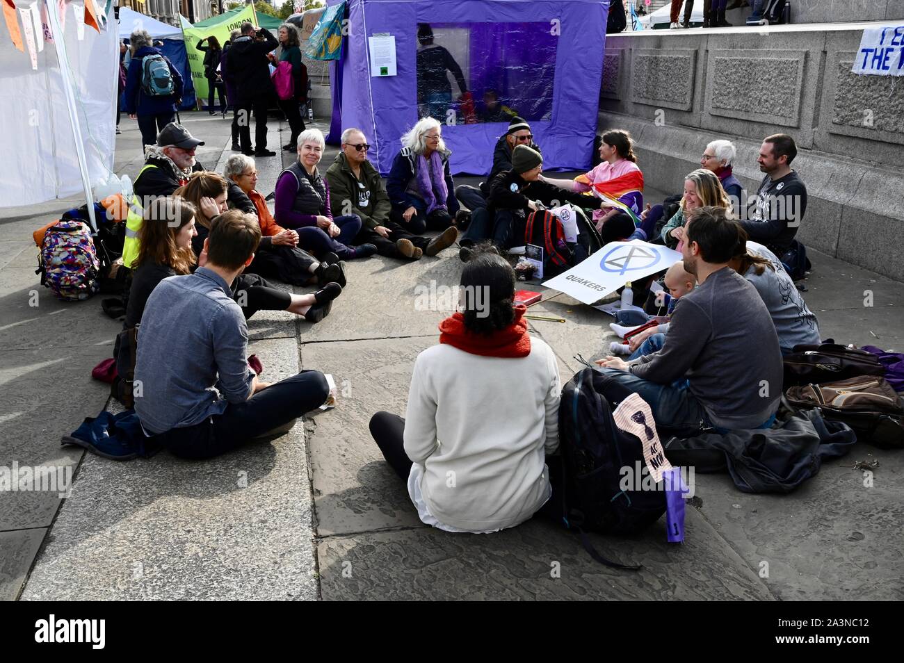 Un Quaker led gruppo di meditazione, estinzione della ribellione di protesta, giorno 3, Trafalgar Square, Londra. Regno Unito Foto Stock