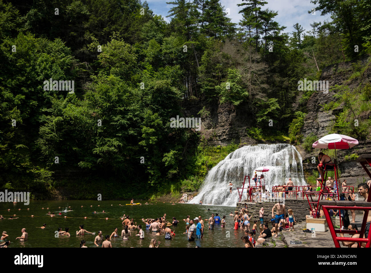 I nuotatori si divertano nelle cascate Enfield (Lower Falls), presso il Robert H. Treman state Park, New York Foto Stock