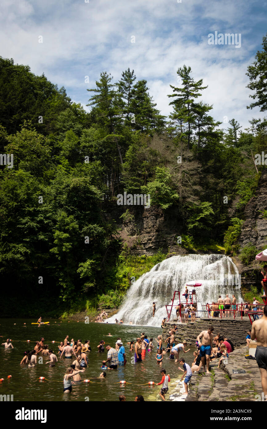 I nuotatori si divertano nelle cascate Enfield (Lower Falls), presso il Robert H. Treman state Park, New York Foto Stock