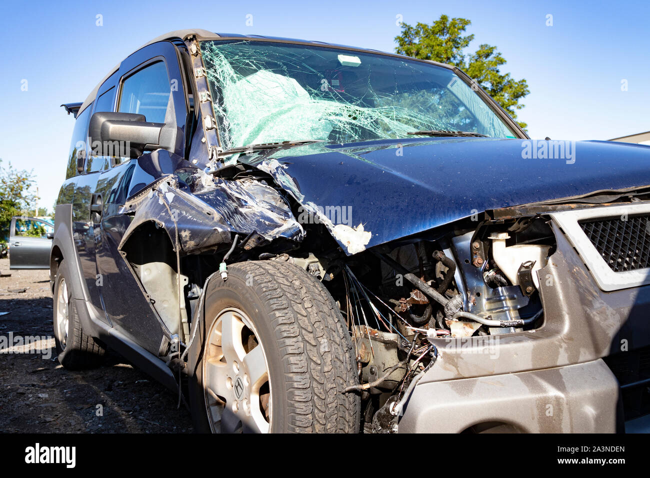 Perdita totale della vettura dopo un incidente; danni estesi e attivazione degli airbag. Foto Stock