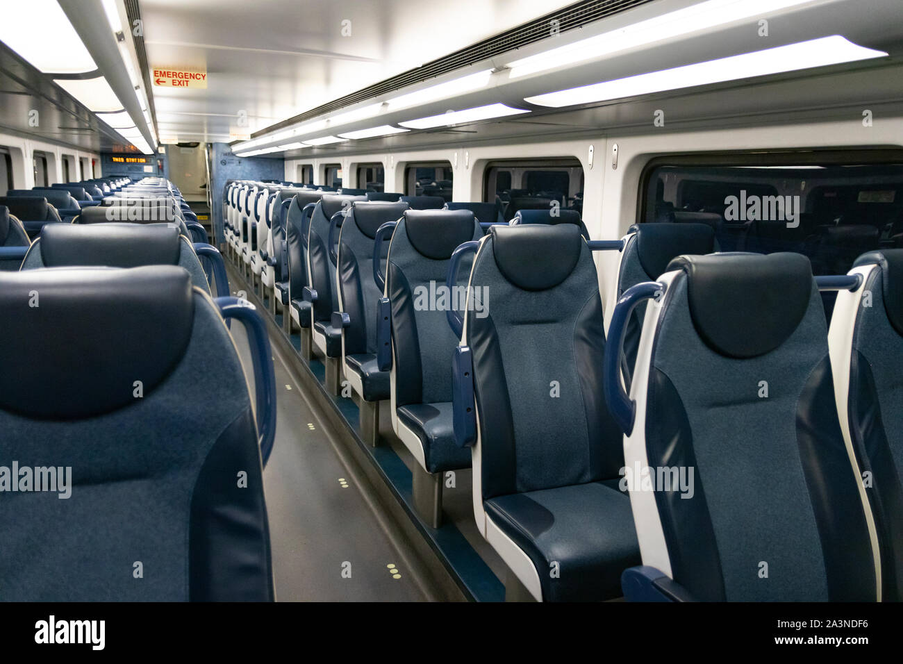 File di posti liberi sul treno del New Jersey Foto Stock