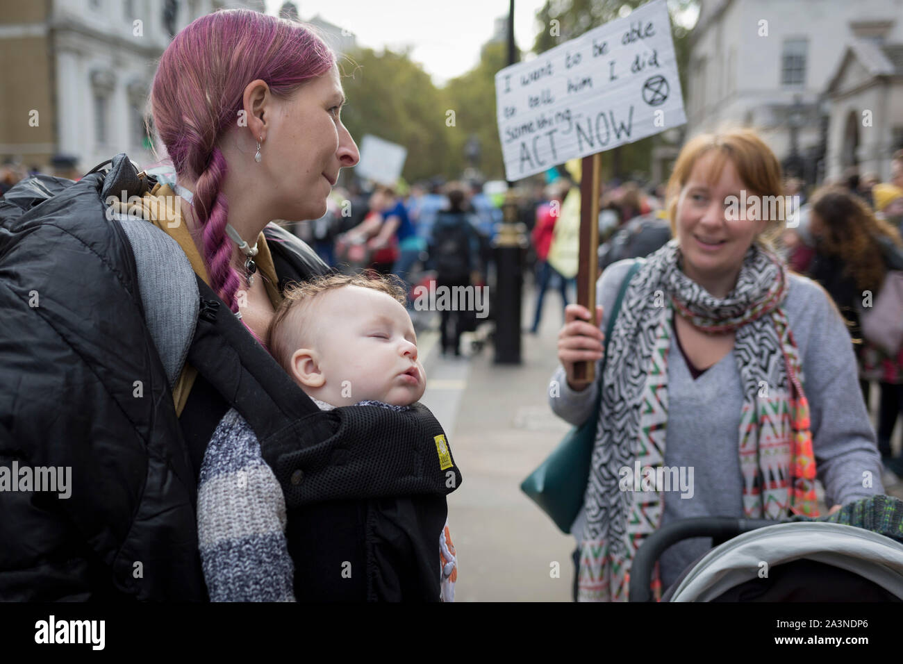 Attivista ambientale madri protestare contro il cambiamento climatico durante una occupazione di Trafalgar Square a Londra centrale, il terzo giorno di due settimane di prolungate proteste in tutto il mondo dai membri di estinzione della ribellione, il 9 ottobre 2019, a Londra, in Inghilterra. Foto Stock