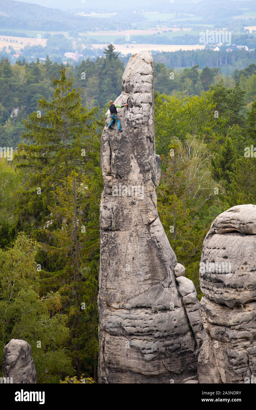 L'alpinista in cima, scalata, Prachovske skaly, Repubblica Ceca, una combinazione unica di bizzarre formazioni di roccia Foto Stock