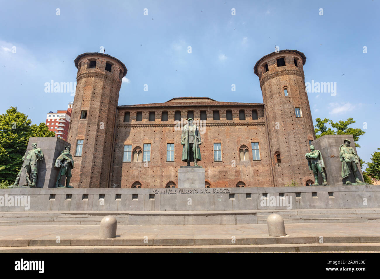 Monumento del Principe Emanuele Filiberto, Duca d'Aosta di fronte al Castello di Acaja a Torino Italia Foto Stock