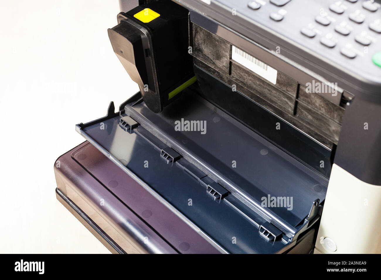 Nuova cartuccia di toner laser nel dispositivo multi funzione sulla tabella pallido in office Foto Stock