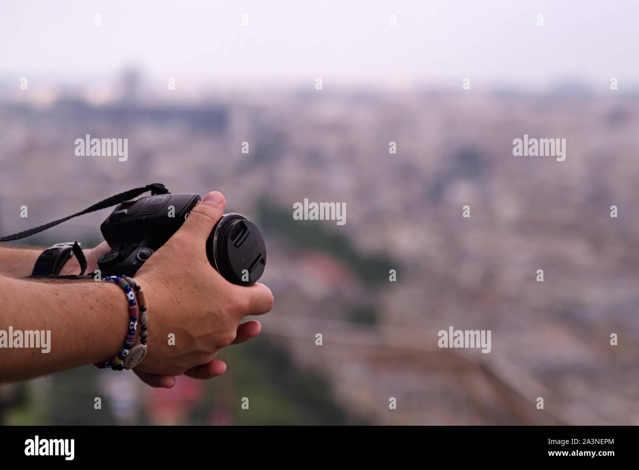 Parigi, Ile de France / Francia - Giugno 22, 2016:Tourist possiede una fotocamera digitale oltre il lato fo la Torre Eiffel Foto Stock