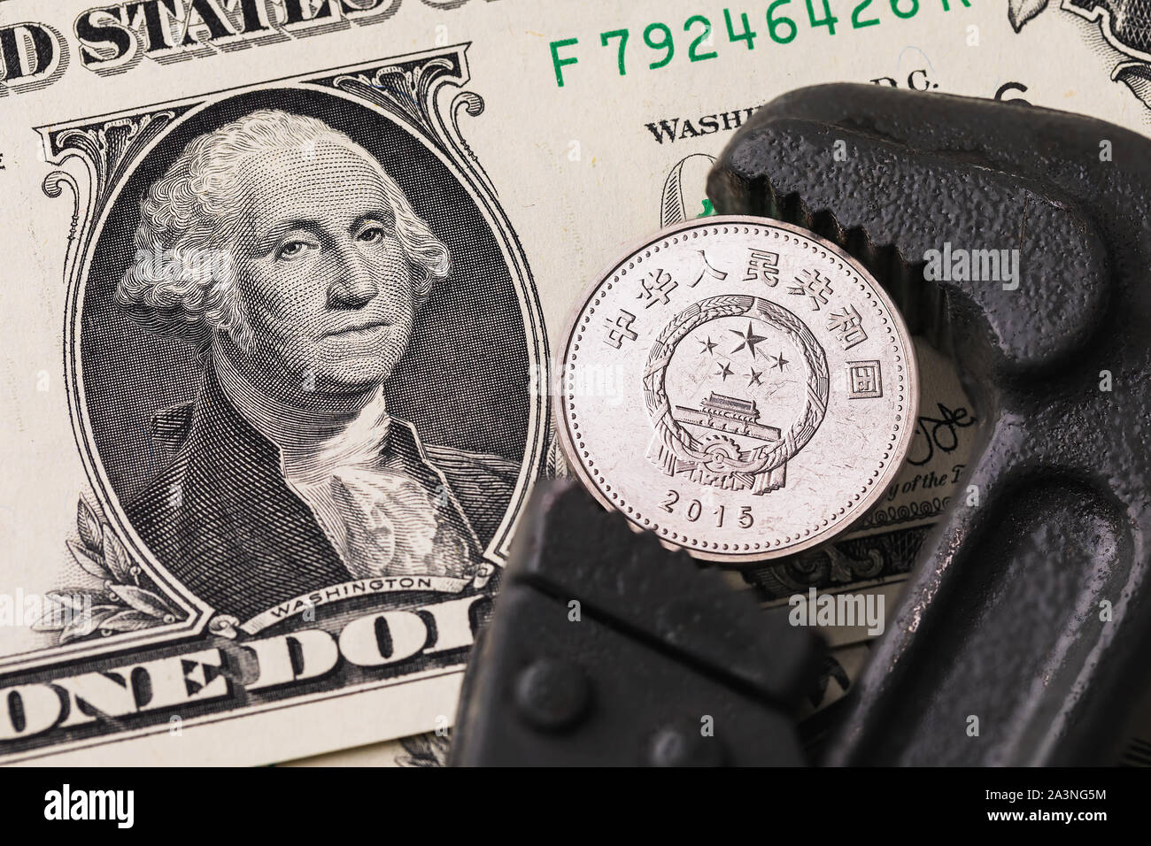 Yuan sotto pressione contro il dollaro. Il concetto di lotta di scambi commerciali tra la Cina e America Foto Stock