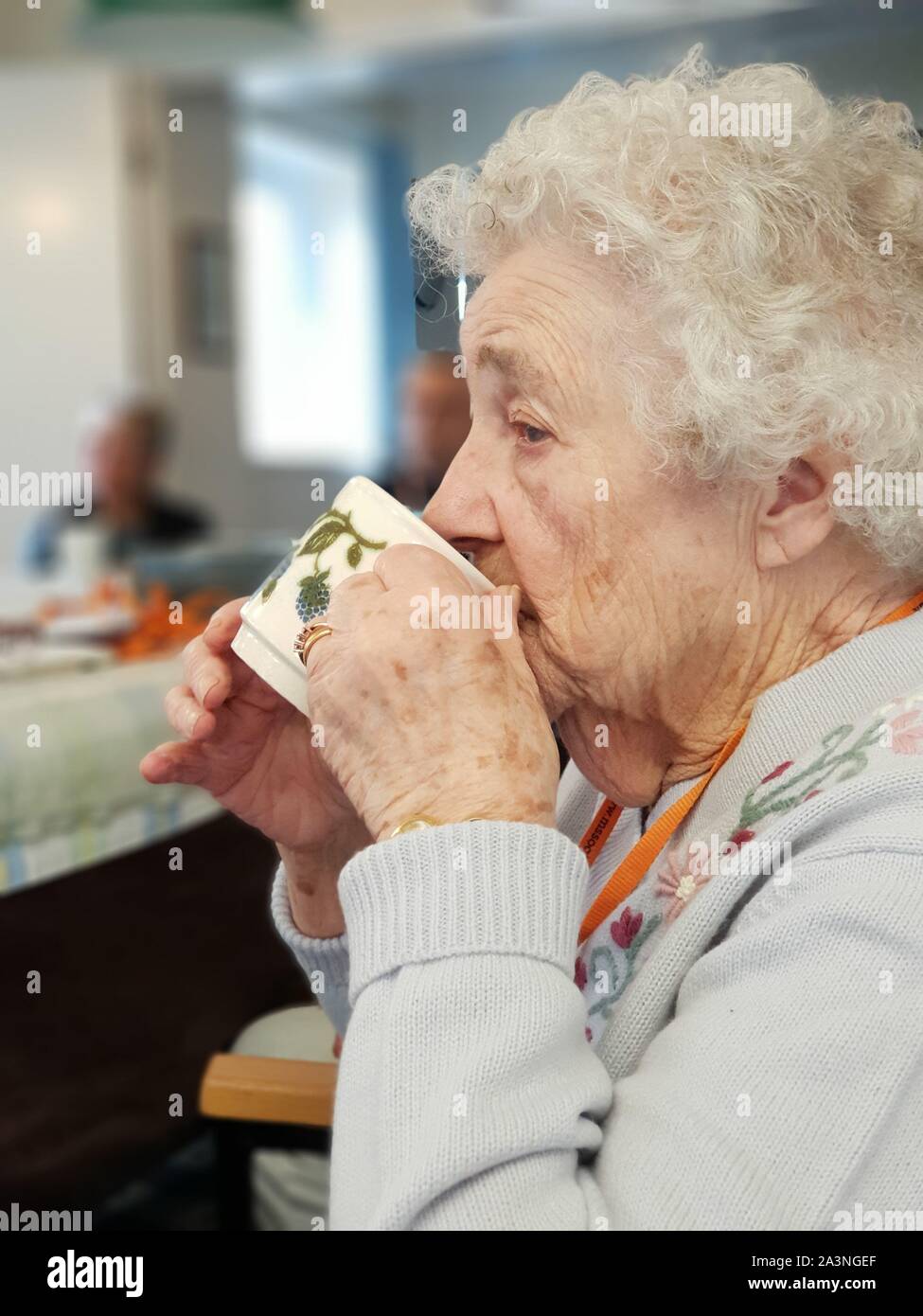 Signora anziana di bere una tazza di tè Foto Stock