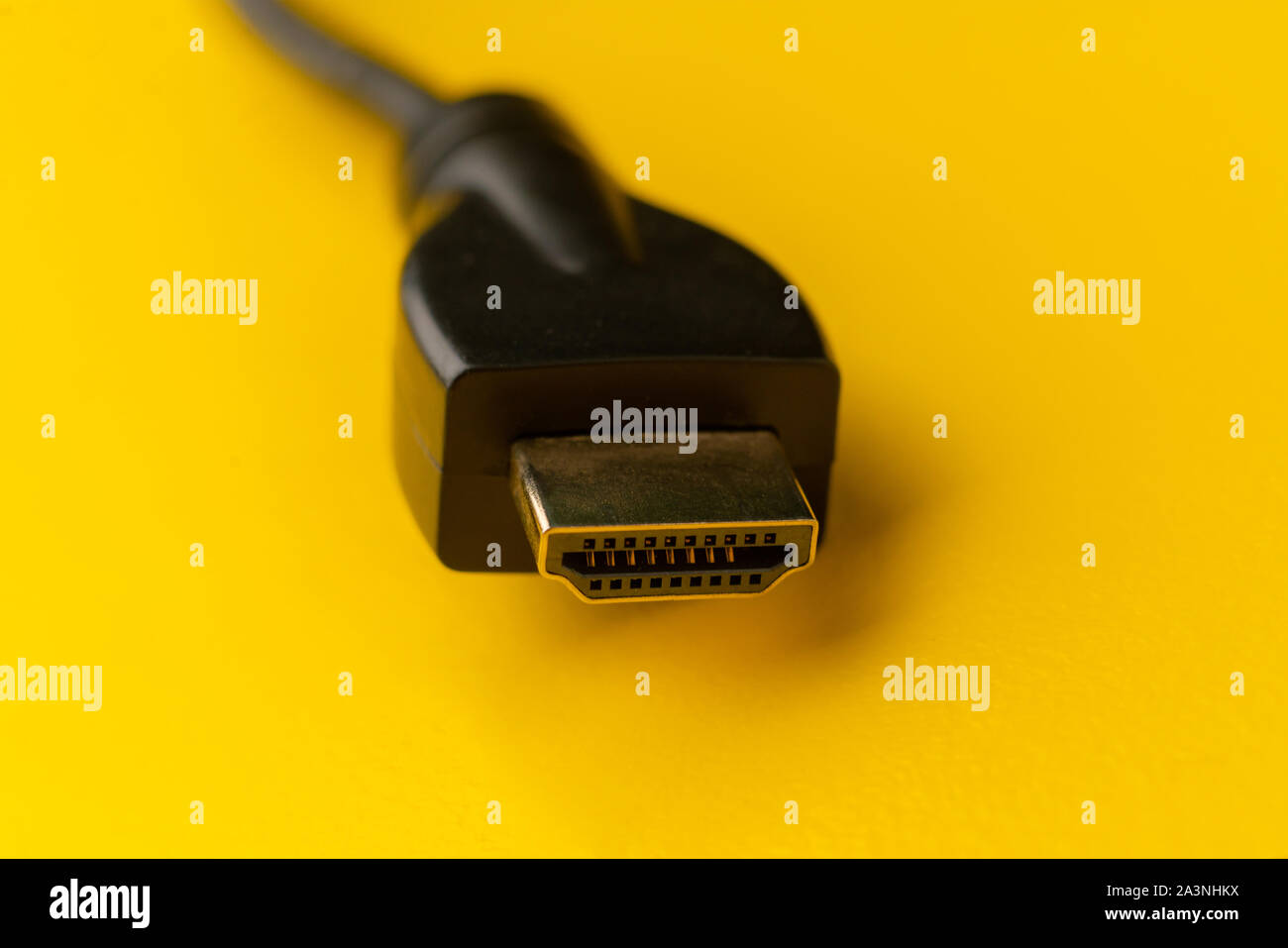 Macro colpo di HDMI cavo video su sfondi a colori Foto Stock