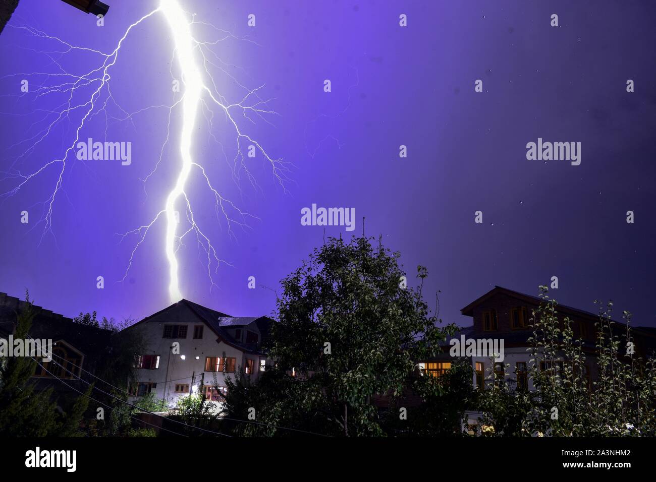 Srinagar, Jammu Kashmir India. 9 Ott, 2019. Un fulmine durante un temporale a Srinagar. Credito: Saqib Majeed SOPA/images/ZUMA filo/Alamy Live News Foto Stock