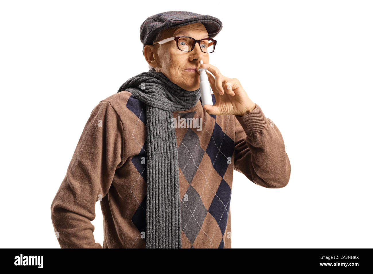 Senior mediante spray nasale isolati su sfondo bianco Foto Stock