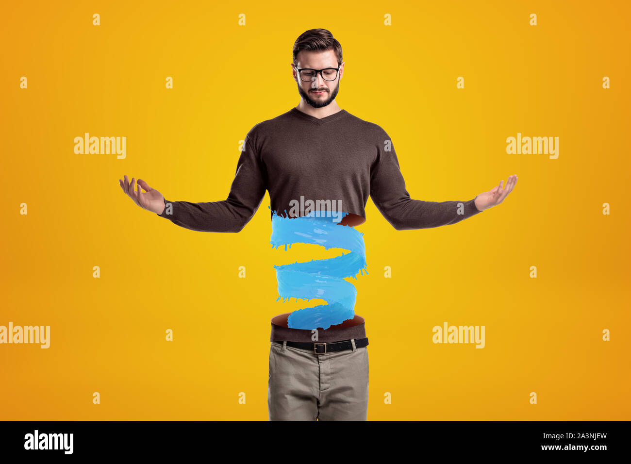 Giovane uomo in abiti casual tagliato a metà con blu spirale liquido interno su sfondo giallo Foto Stock
