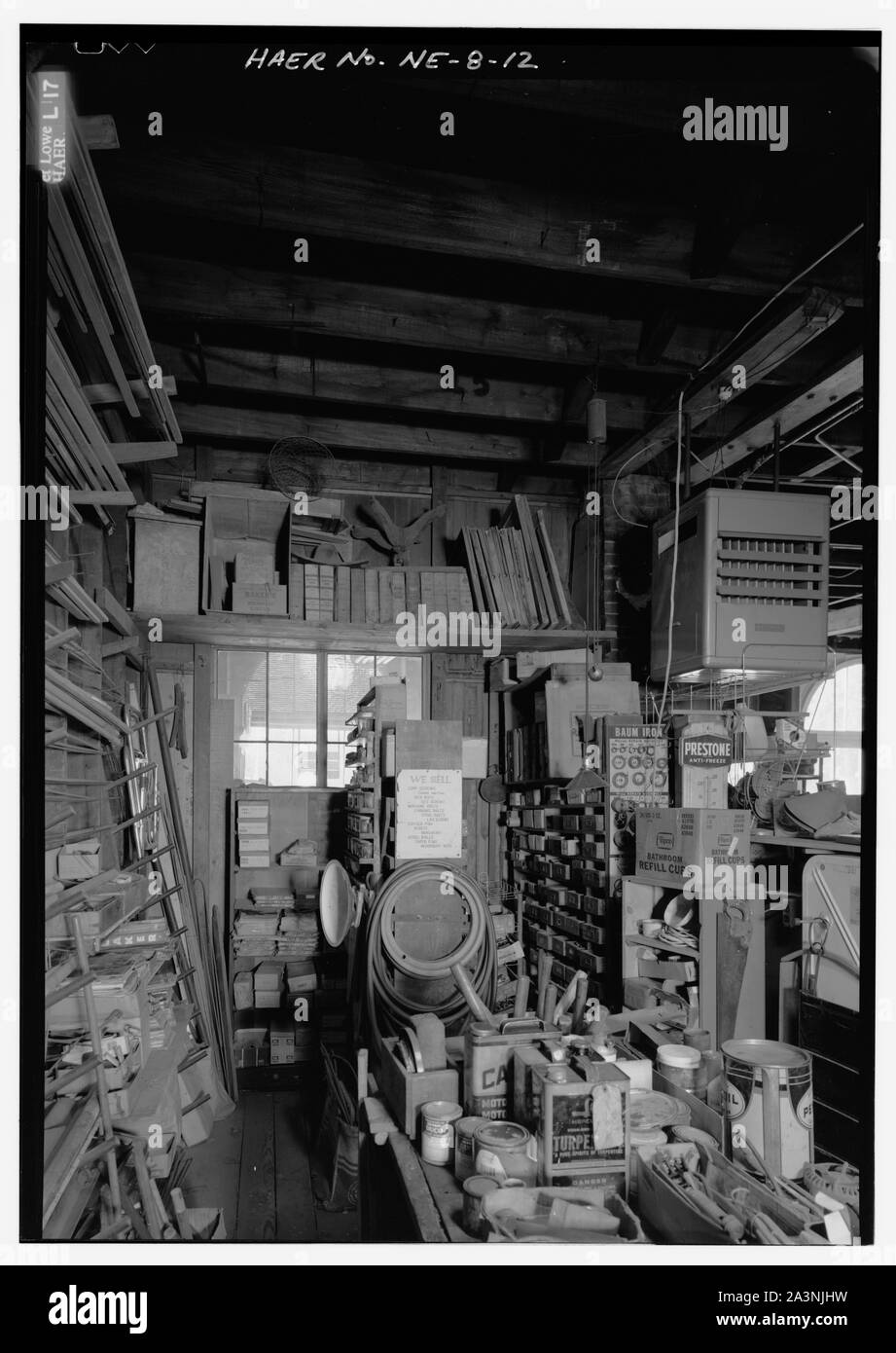A sud all'interno di fabbrica lungo la parete est per lo stoccaggio di parti di ripiani e scomparti al di fuori di parete divisoria dell'ufficio. Il SUD PARETE DIVISORIA IN QUESTA AREA è dotato di mensole coperte con scatole manoscritto contenente i record di azienda. Il banco in primo piano a destra è stata utilizzata per il fissaggio del ferro battuto i collegamenti alle estremità della ventosa in legno aste, le bacchette di legno sono stati memorizzati sulle rastrelliere lungo la parete est di questa zona. - Il mulino a vento di Kregel azienda fabbrica, 1416 Central Avenue, Nebraska City, Otoe County, NE Foto Stock