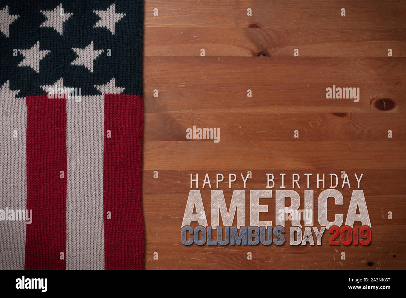 Il Columbus Day 2019: a stelle e strisce sciarpa su un tavolo in legno e un'iscrizione per il Columbus Day celebrazioni. Foto Stock