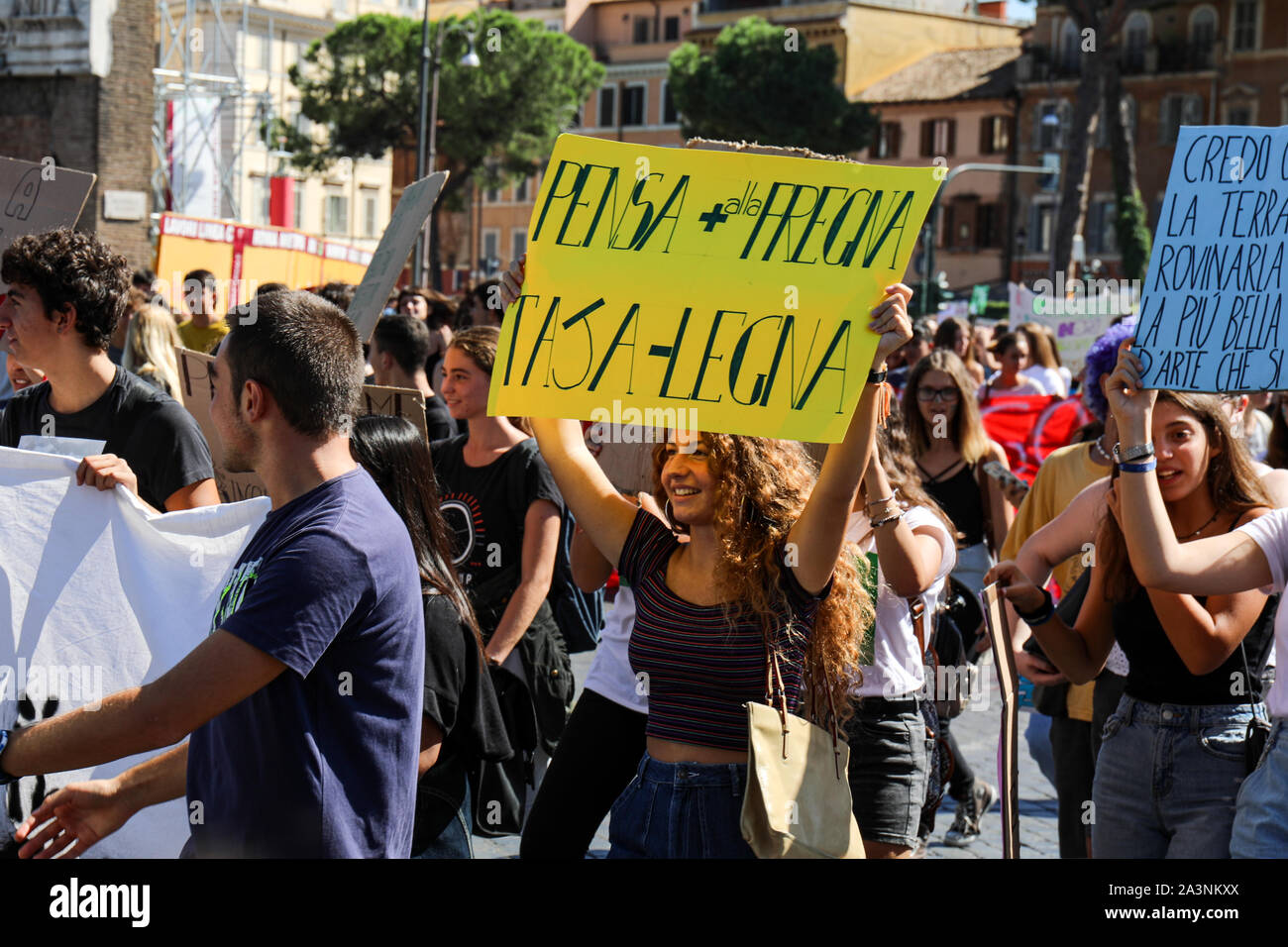 27 set 2019. Il venerdì per il futuro. Sciopero della scuola per il clima. Italian ragazza adolescente tenendo un cartello di protesta con un linguaggio forte in Italia a Roma. Foto Stock