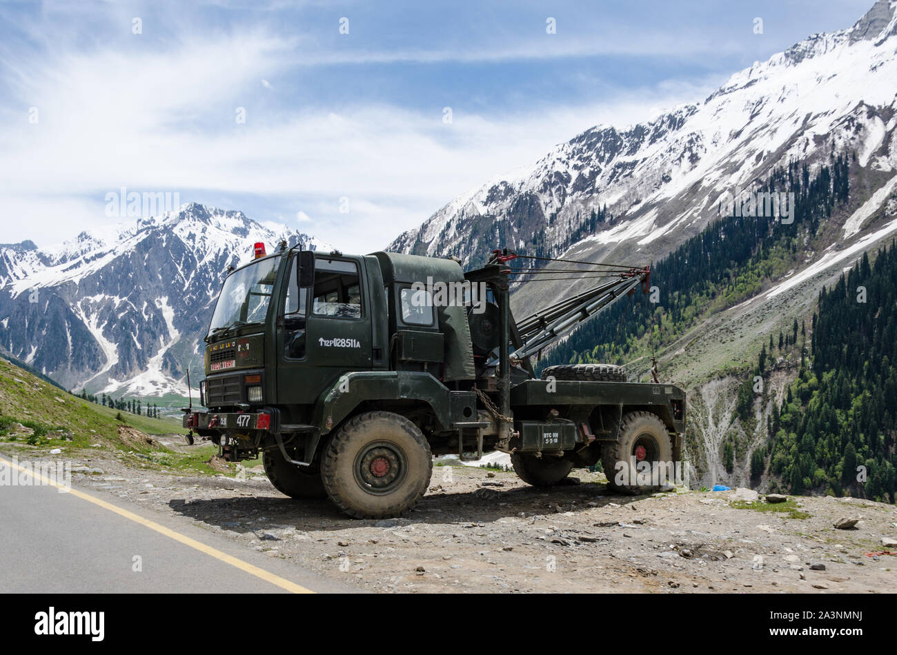 Esercito indiano Rescue Autogru stazionati strada in parte iniziale di Zoji La Pass, Srinagar - Leh autostrada nazionale, Jammu e Kashmir India Foto Stock