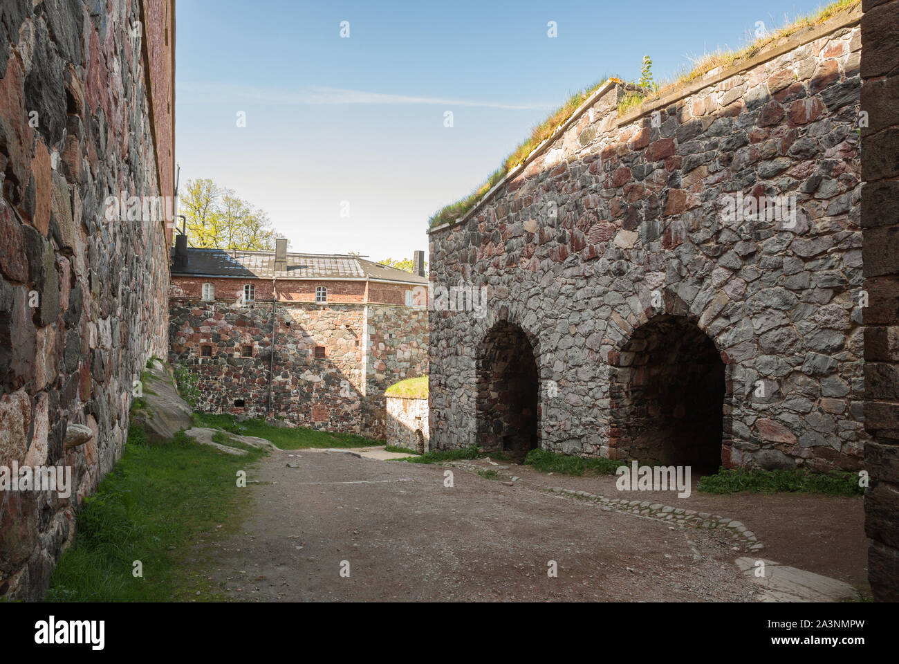 Tra il bastione Hyve e Palmstiern caserme nella Fortezza di Suomenlinna (o Sveaborg), Helsinki, Finlandia. Foto Stock