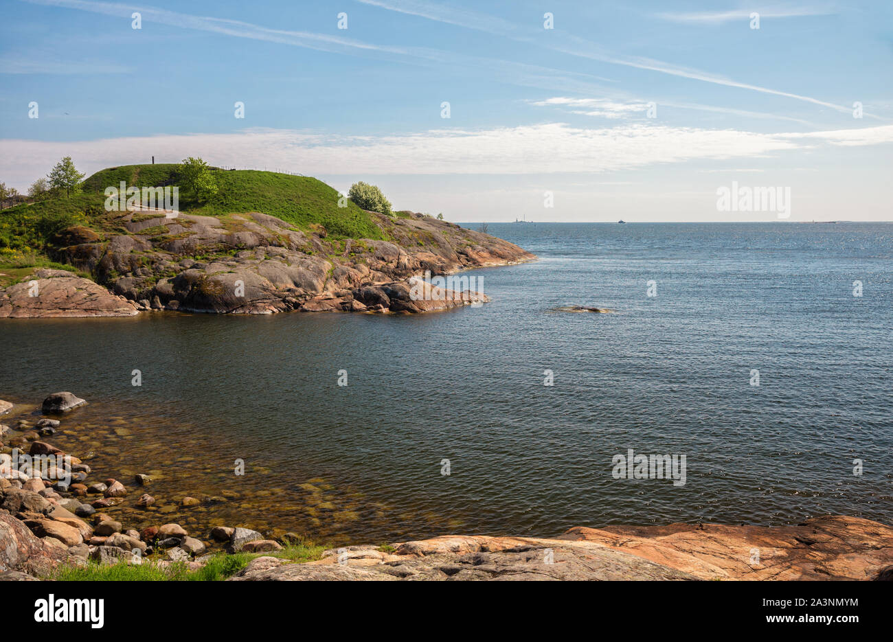 Bellissimo paesaggio finlandese, sponde rocciose del Golfo di Finlandia, Suomenlinna, Helsinki, Finlandia Foto Stock