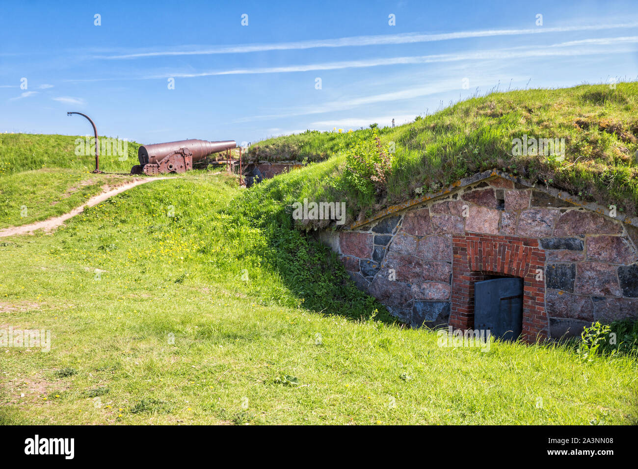 Il vecchio cannone e rivista in polvere sull'isola di Suomenlinna Kustaanmiekka Fortezza (o Sveaborg), Helsinki, Finlandia Foto Stock