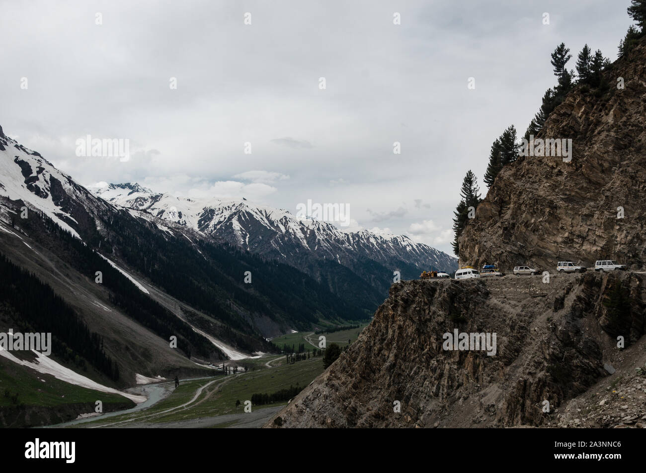 Veicoli fanno il loro cammino fino il pericoloso Zoji La Pass, Srinagar - Leh autostrada nazionale, Jammu e Kashmir India Foto Stock