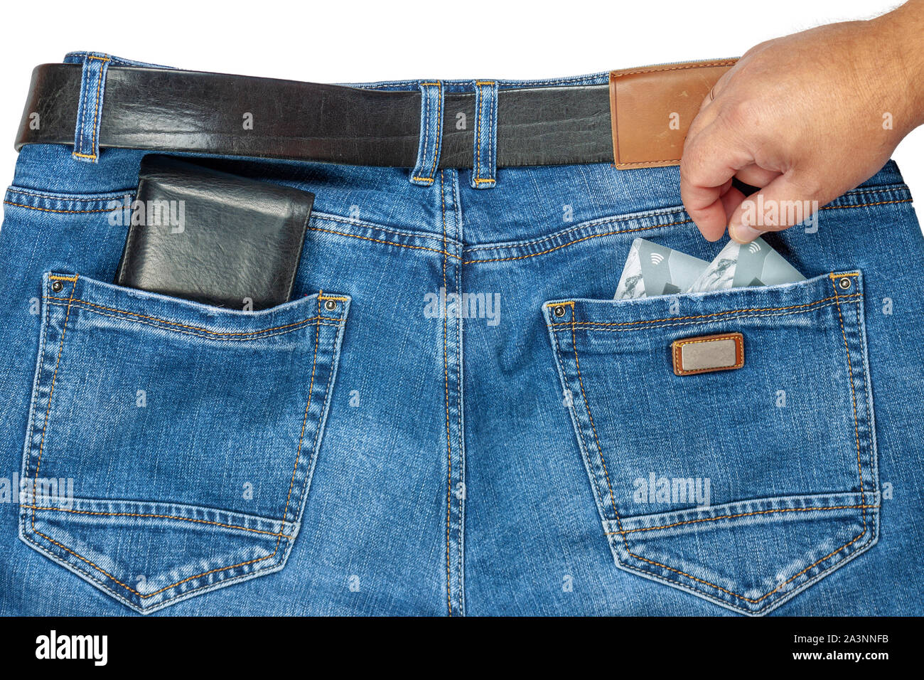 Tira a mano carta di credito al di fuori della tasca dei jeans. Foto Stock