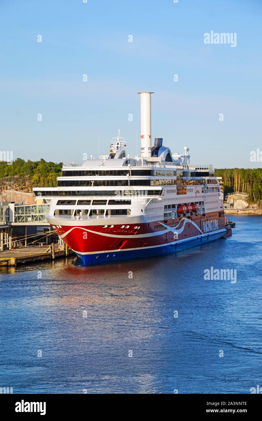 La Viking Line di trasporto passeggeri e di traghetto per auto Viking grazia con innovativo Flettner rotore di vela ormeggiata al terminal del porto di Turku Turku Finlandia Europa Foto Stock