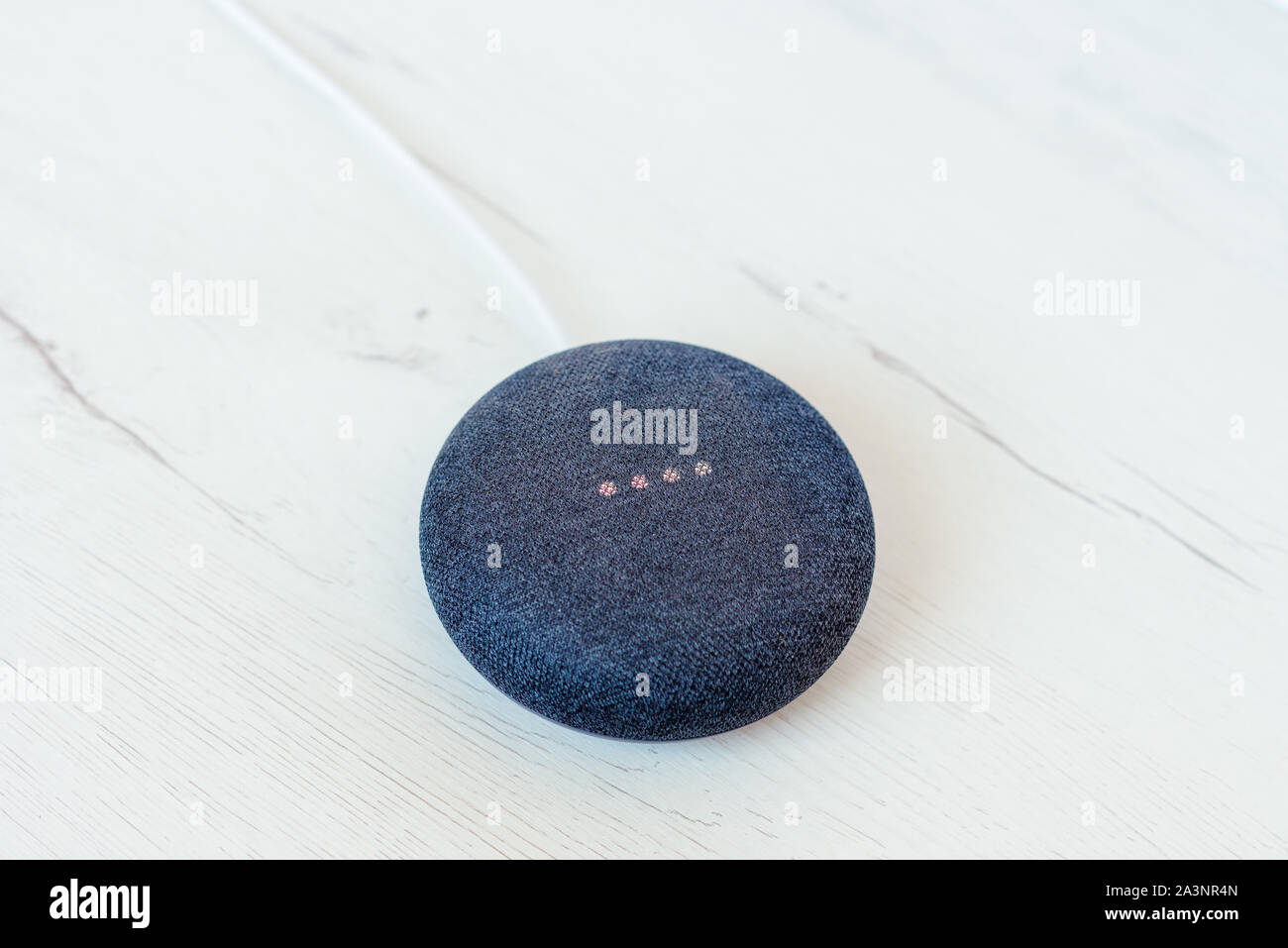 Athens, Grecia - 19 Settembre 2019: home page di Google mini smart speaker con costruito in Google Assistant Foto Stock