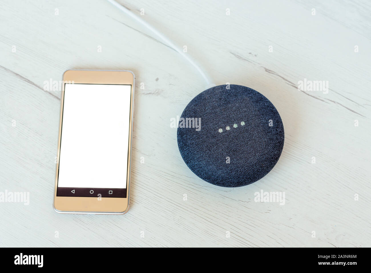 Athens, Grecia - 19 Settembre 2019: home page di Google mini smart speaker con costruito in Google Assistant Foto Stock