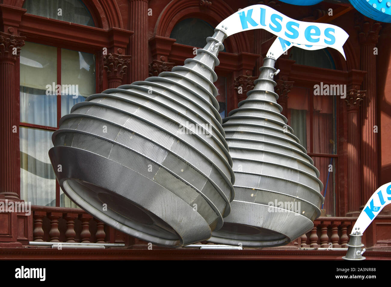 Nevada USA dal 1° al 18 ottobre due grandi cioccolatini Kisses decorano il negozio Hershey's Chocolate World situato nel NY-NY Hotel a Las Vegas Foto Stock