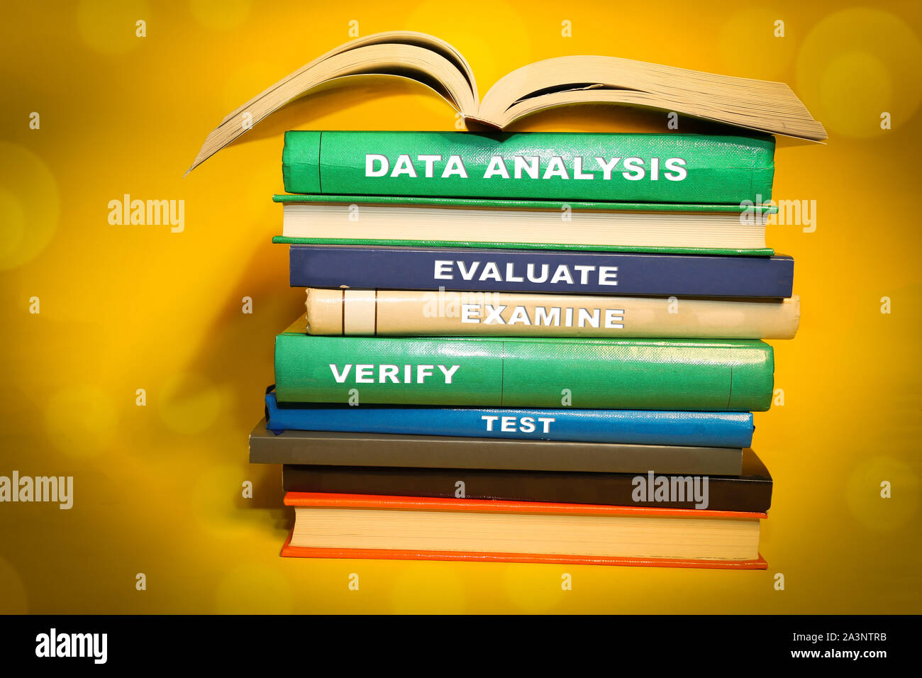 Analisi dei dati con vari in tema di analisi di dati di parole sul dorso del libro Foto Stock