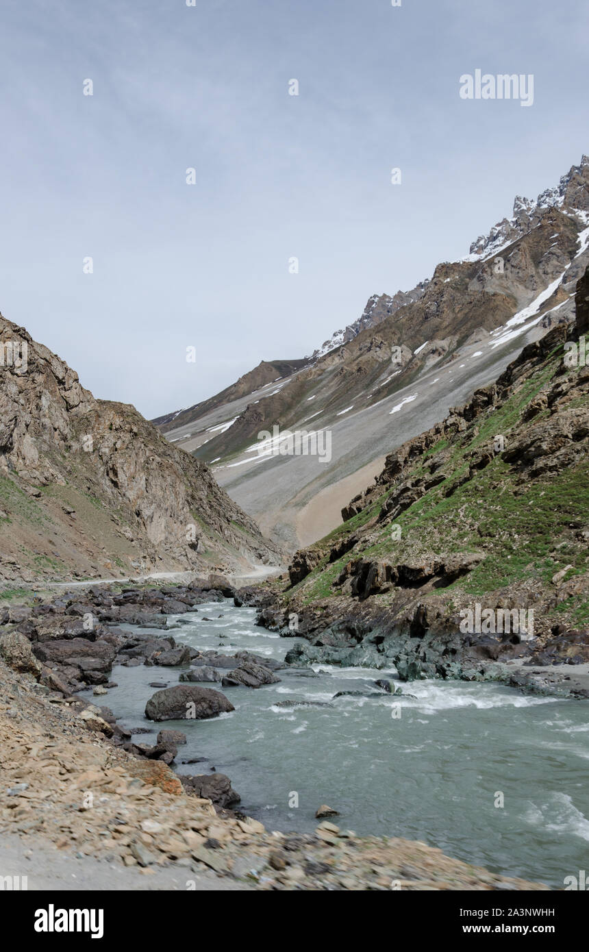 I DRA di fiume che scorre attraverso il bellissimo paesaggio di montagna accanto a Srinagar - Leh autostrada nazionale, Ladakh, India Foto Stock