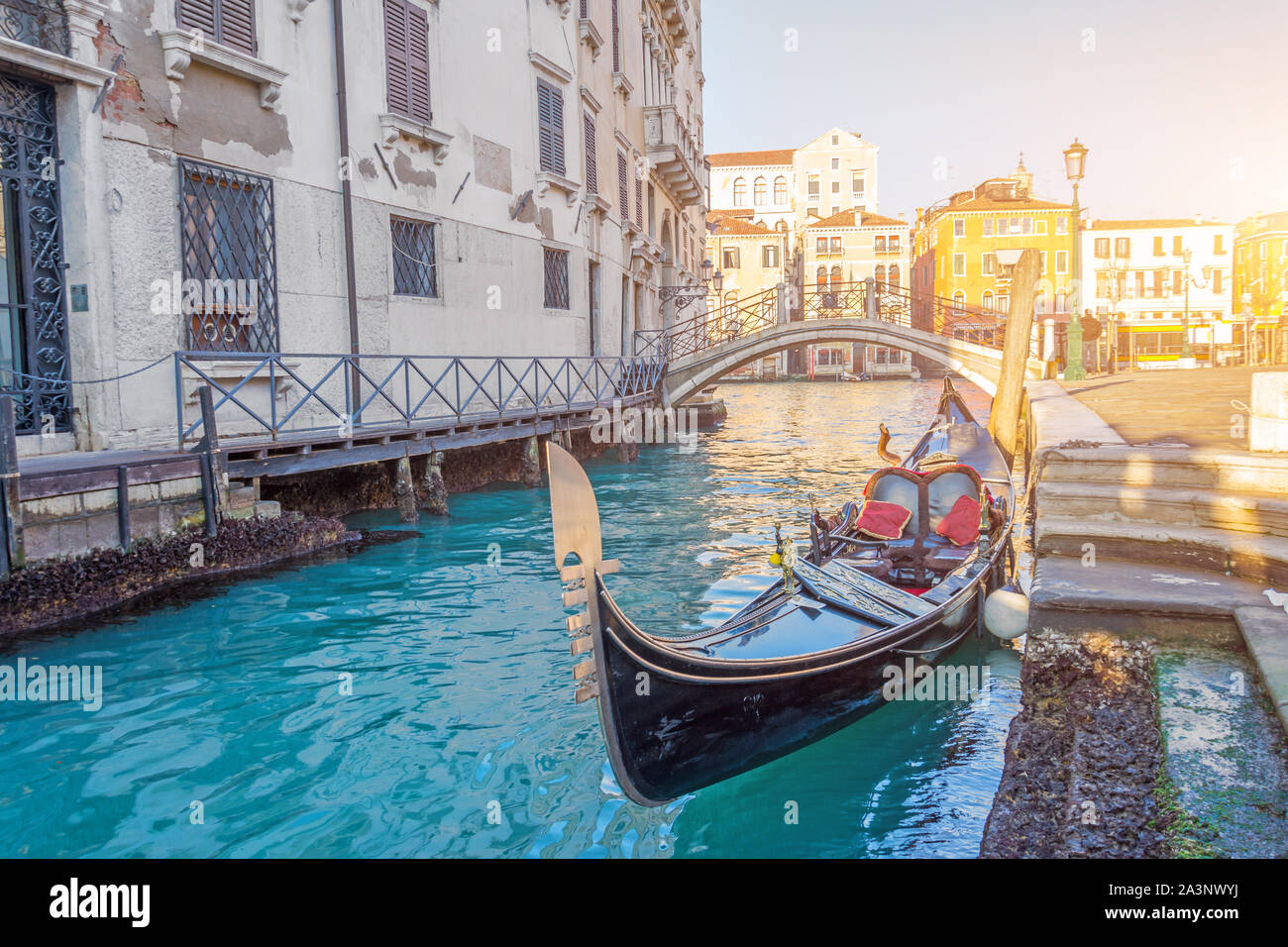 Venezia canal gondola tradizionale punto di riferimento, antica architettura. Foto Stock