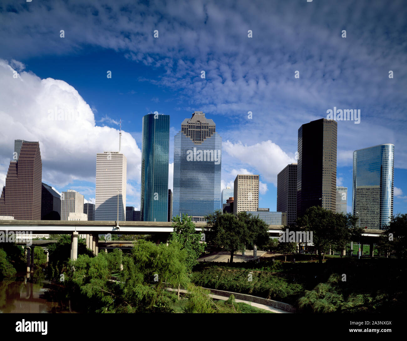 Skyline di Houston Texas, al di sopra di Sam Houston Park, il più antico della città Foto Stock