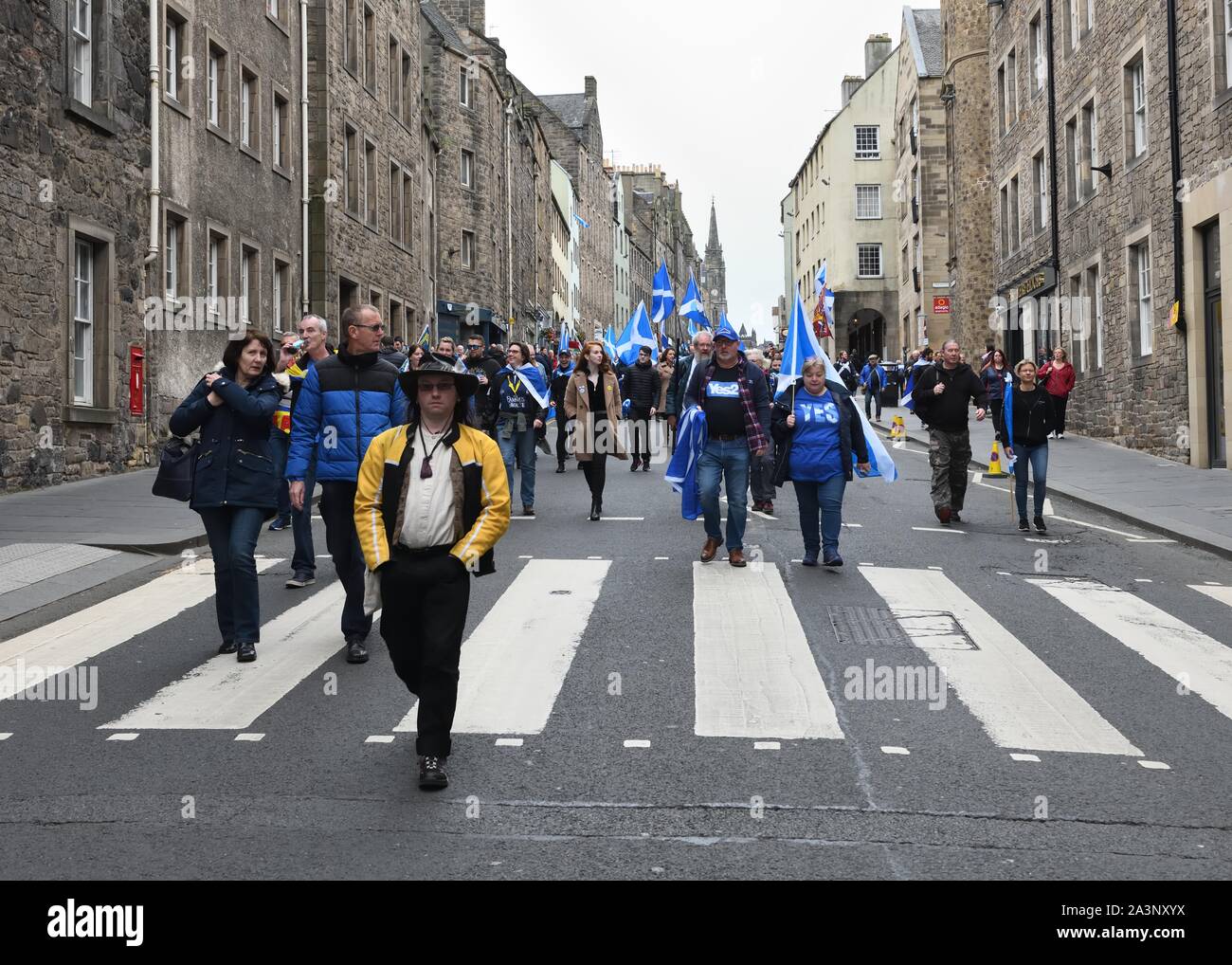 Migliaia di persone provenienti da tutta la Scozia si riuniscono a Edimburgo per il tutto sotto uno striscione indipendenza marzo 2019 in Scozia, Regno Unito, Europa Foto Stock