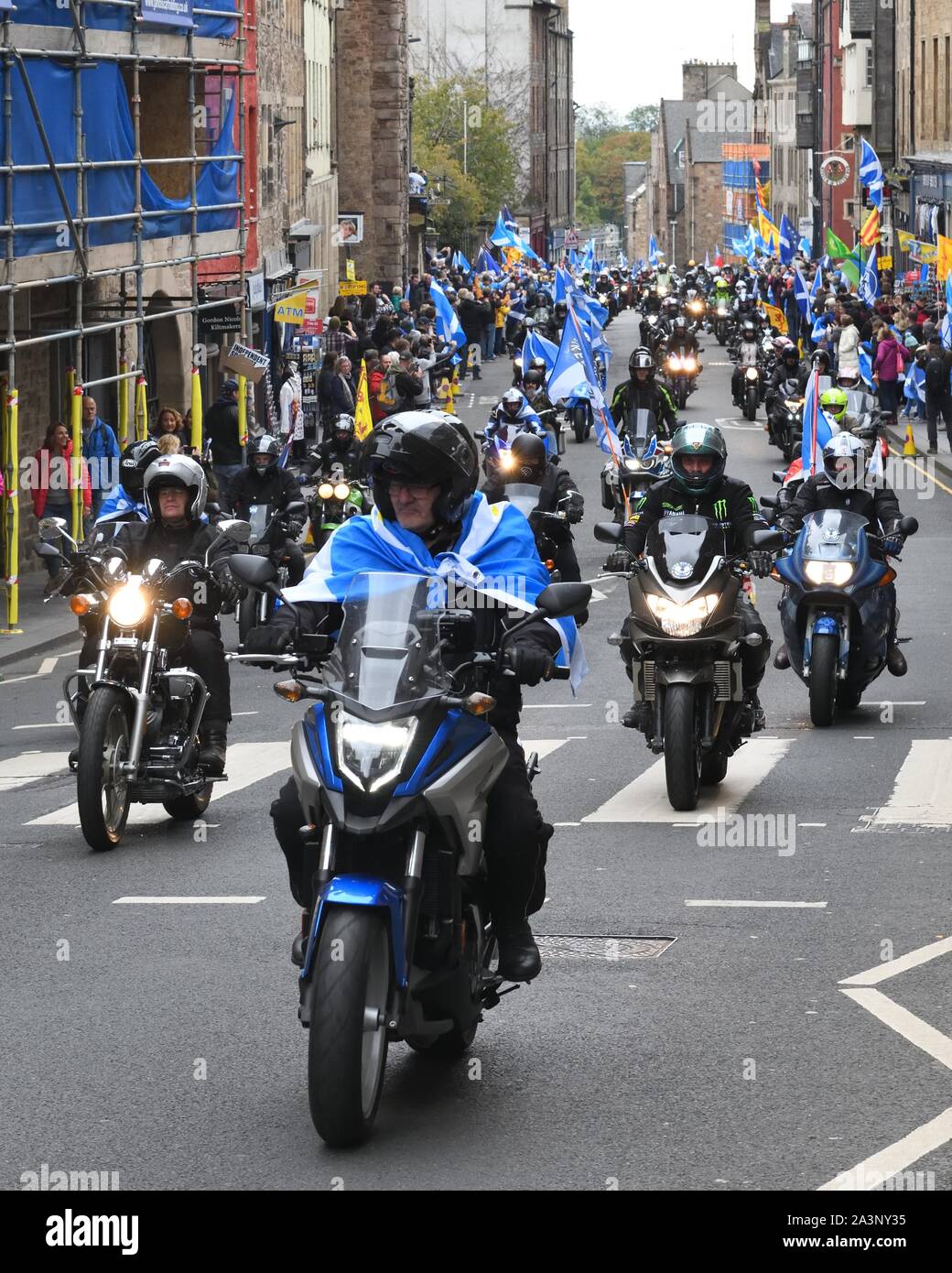Una stima di 150 "sì Bikers' lead di Edimburgo Tutti sotto uno striscione indipendenza scozzese sostegno marzo nel Regno Unito. Foto Stock