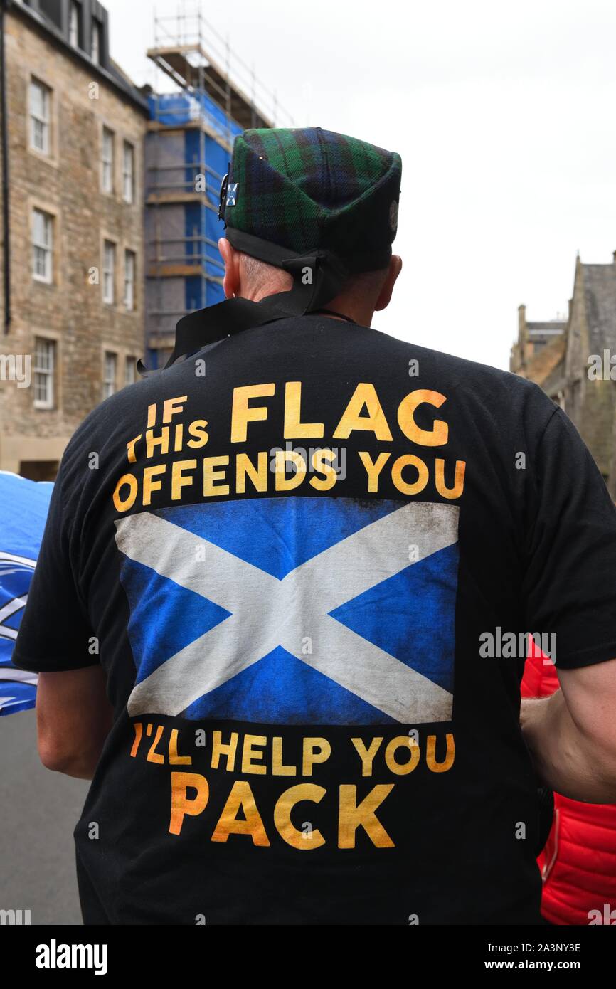 Un indipendenza scozzese sostenitore indossando una maglietta con lo slogan, "se questo flag ti offende ti aiuto pack". Foto Stock