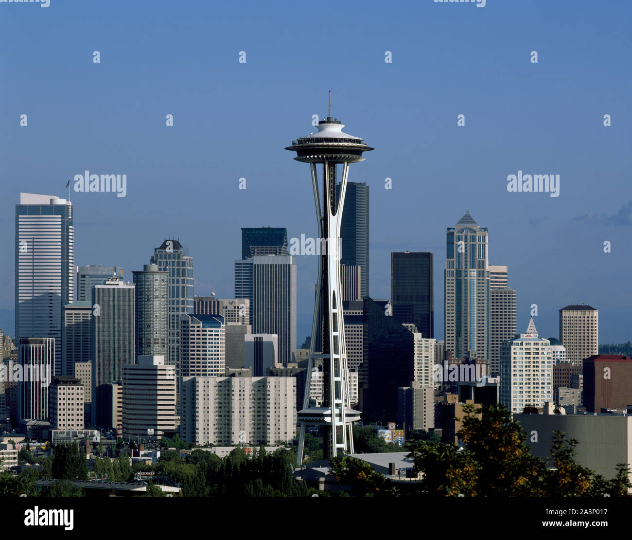 Skyline, dominato da Space Needle, che è apparso nel 1962 Seattle della fiera del mondo, o Secolo 21 Esposizione. Seattle, Washington Foto Stock