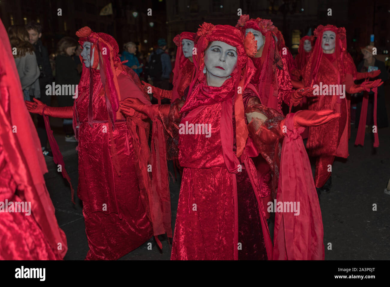 Trafalgar Square, Londra, Regno Unito. 9 Ott, 2019. Le Brigate Rosse, noto anche come il circo invisibile, uniscono la ribellione di estinzione protesta a Trafalgar Square. Penelope Barritt/alamy Live News Foto Stock