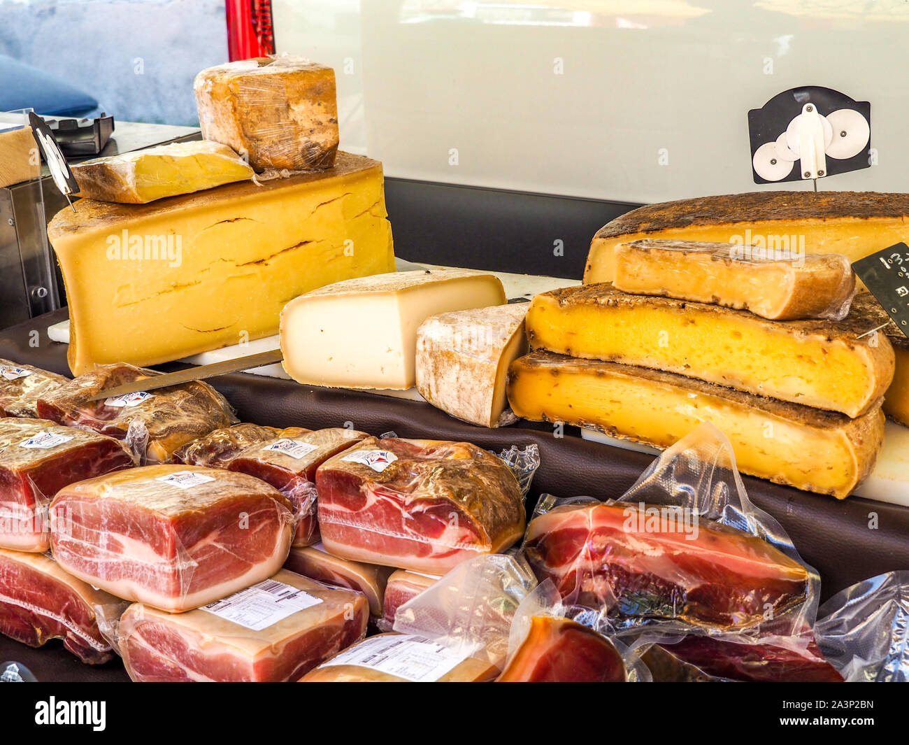Salumi e formaggi in vendita su prodotti freschi di mercato in Provenza. Foto Stock