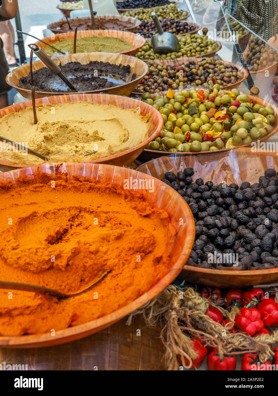 Erbe e spezie presso le bancarelle del mercato in Provenza, Francia Foto Stock