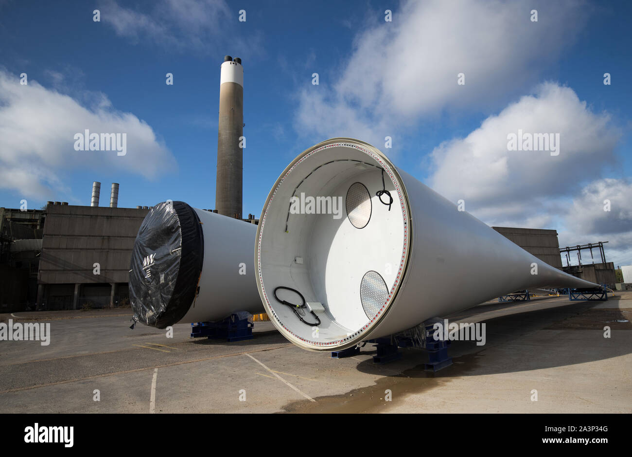 Pale per turbine eoliche sono memorizzati in attesa di spedizione MHI Vestas' la pittura e la struttura logistica in disuso della stazione di potenza in Fawley, Hampshire. Foto di PA. Picture Data: Mercoledì 9 ottobre 2019. Foto di credito dovrebbe leggere: Andrew Matthews/PA FILO Foto Stock
