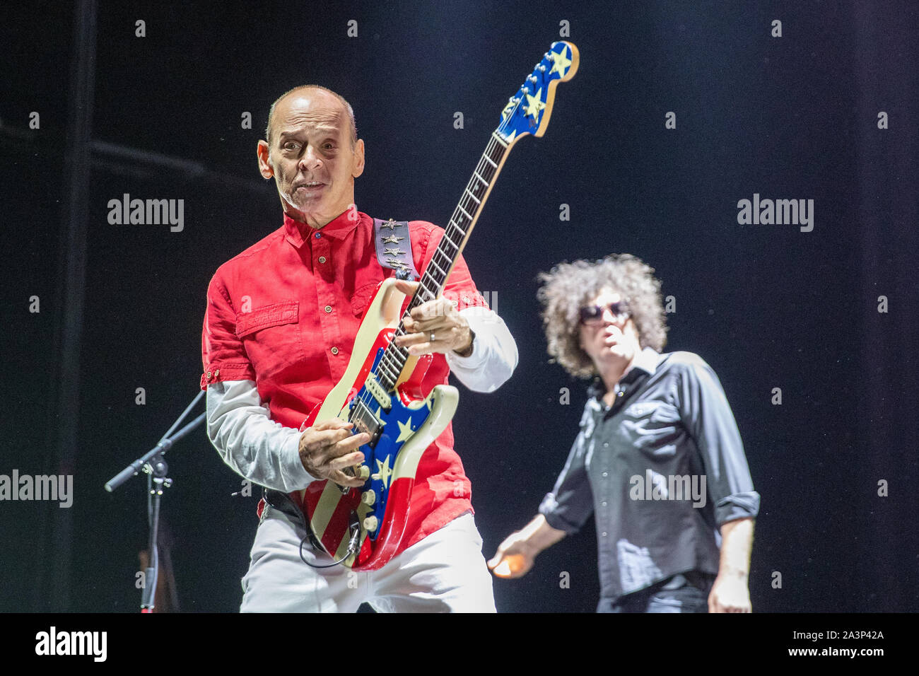 Brighton, Regno Unito. 8 Ott 2019,(L) Wayne Kramer, Marcus Durant eseguendo con MC50 sporting Alice Cooper al Centro di Brighton Jason Richardson/Alamy Live News Foto Stock