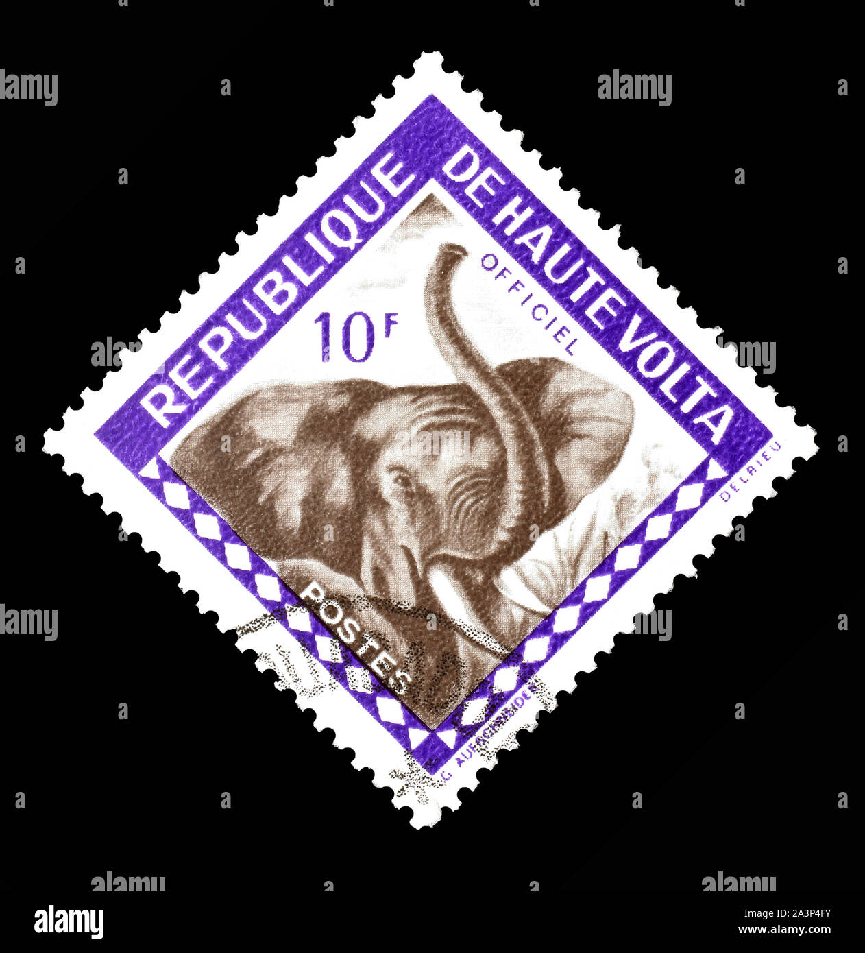 Annullato francobollo stampato dalla repubblica De Haute Volta, che mostra l'Elefante, circa 1953. Foto Stock