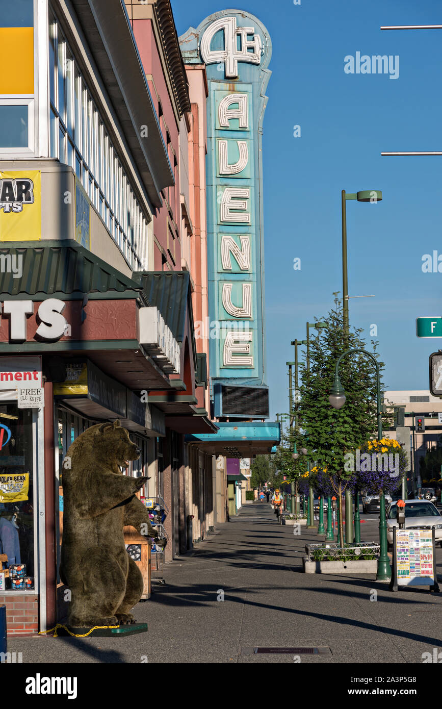 Vista dei negozi lungo la quarta Avenue nel centro cittadino di Anchorage in Alaska,. Foto Stock