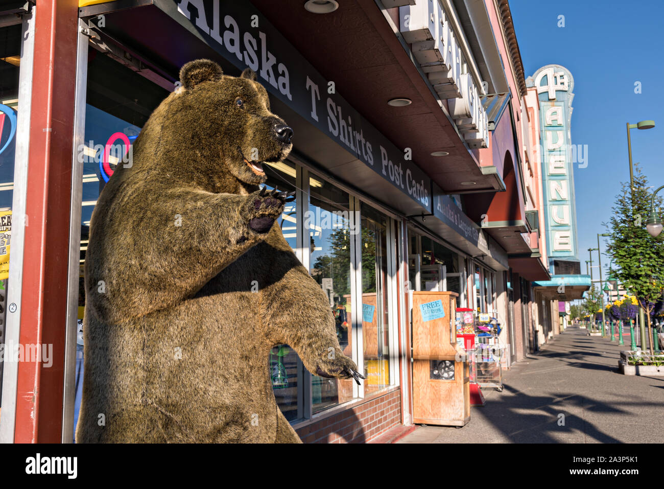 Un orso ripiene che accoglie i visitatori in un negozio lungo la quarta Avenue nel centro cittadino di Anchorage in Alaska,. Foto Stock